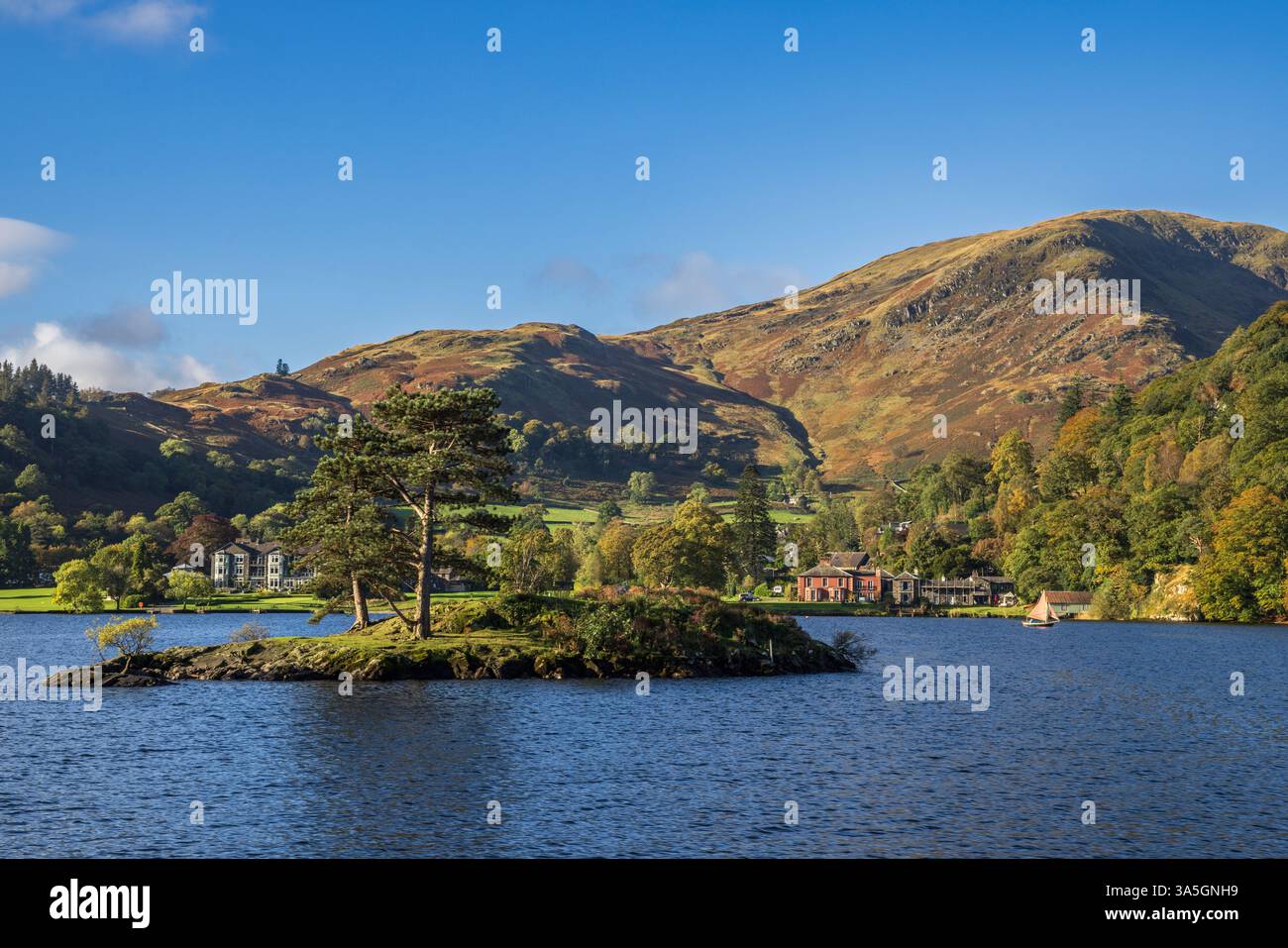 Wall Holm Island e Glenriding sulle rive di Ullswater, Lake District, Cumbria, Inghilterra Foto Stock