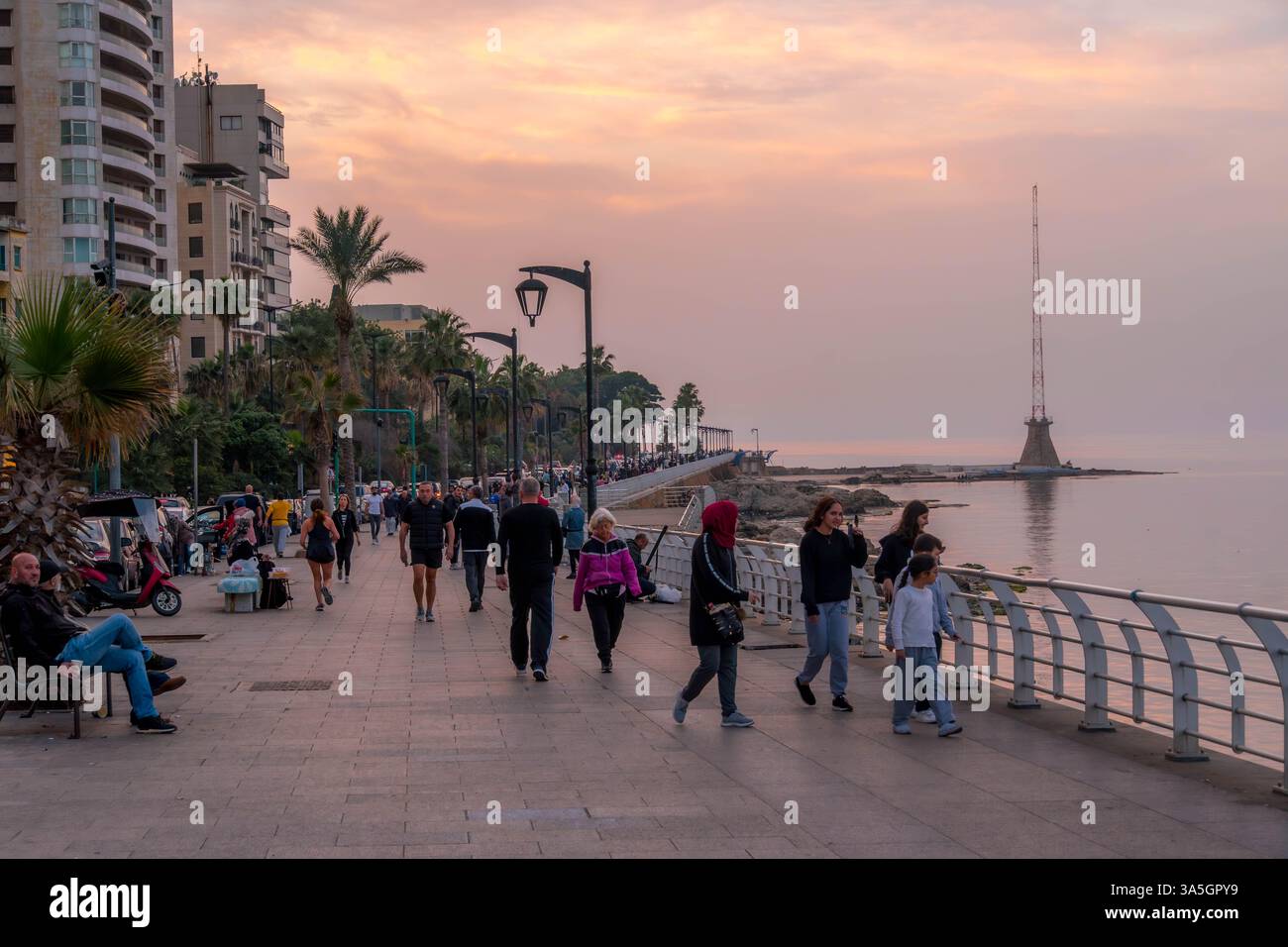 Il popolo libanese e arabo sul lungomare di Beirut (Corniche) durante la tranquilla serata nella capitale del Libano, in Medio Oriente. Foto Stock