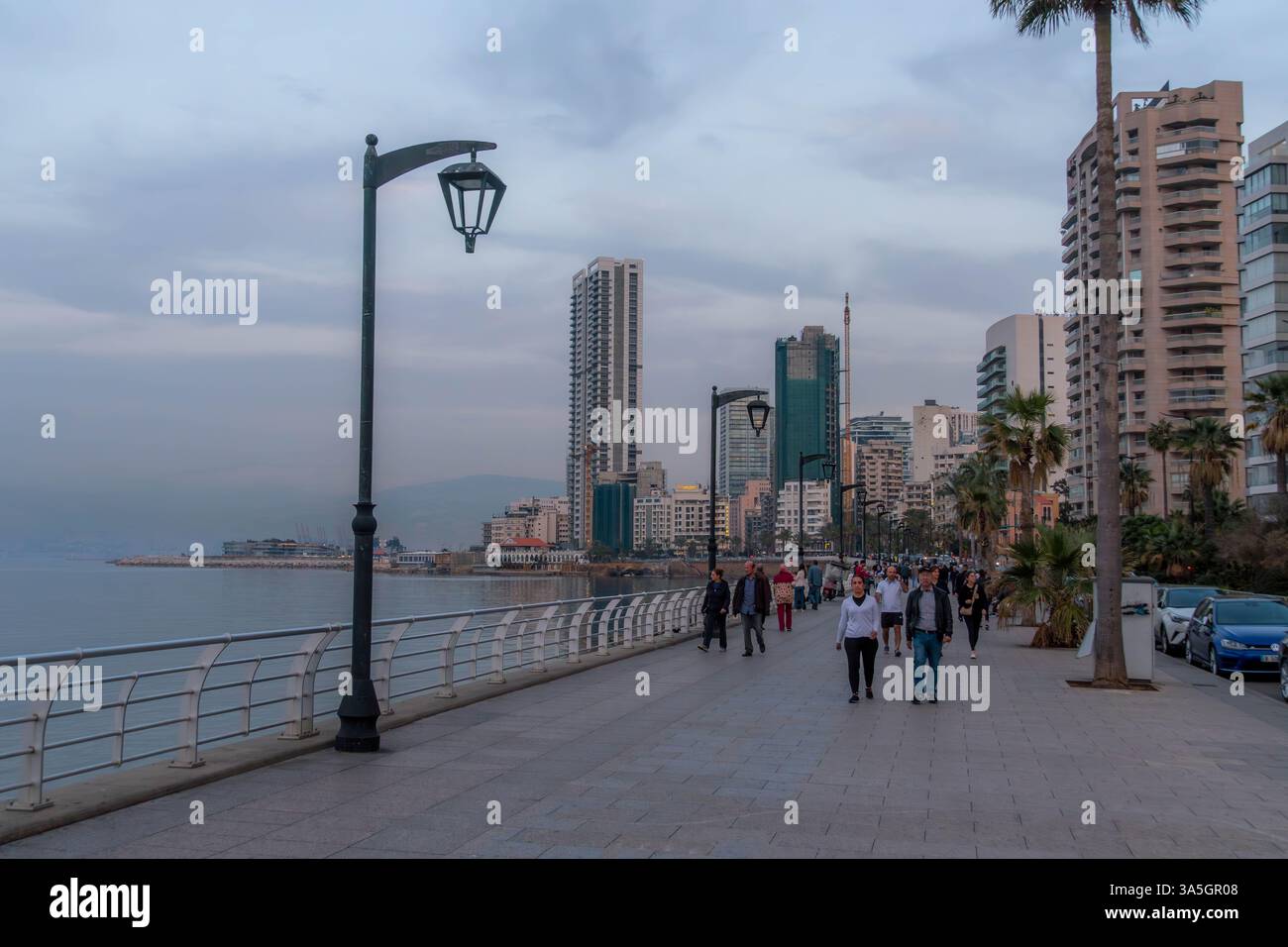 Il popolo libanese e arabo sul lungomare di Beirut (Corniche) durante la tranquilla serata nella capitale del Libano, in Medio Oriente. Foto Stock
