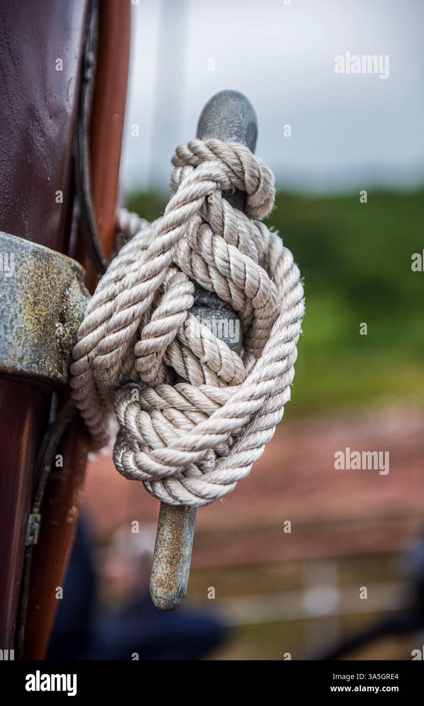 Fune ben legata a una tacca o a una spilla in ritardo su una nave Foto Stock
