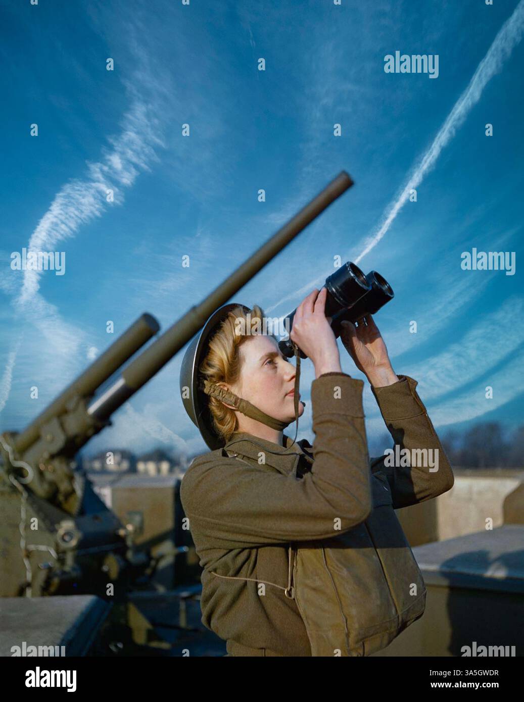 Uno "spotter" in un sito di cannoni antiaerei da 3,7 pollici nel 1942. Membro di un Auxiliary Territorial Service (ATS), il ramo femminile dell'esercito britannico durante la seconda guerra mondiale. Foto Stock