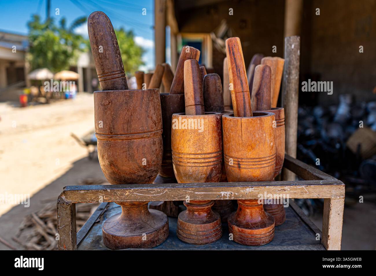 Mortai e pestelli in legno artigianali al mercato locale di Tete, Mozambico Foto Stock