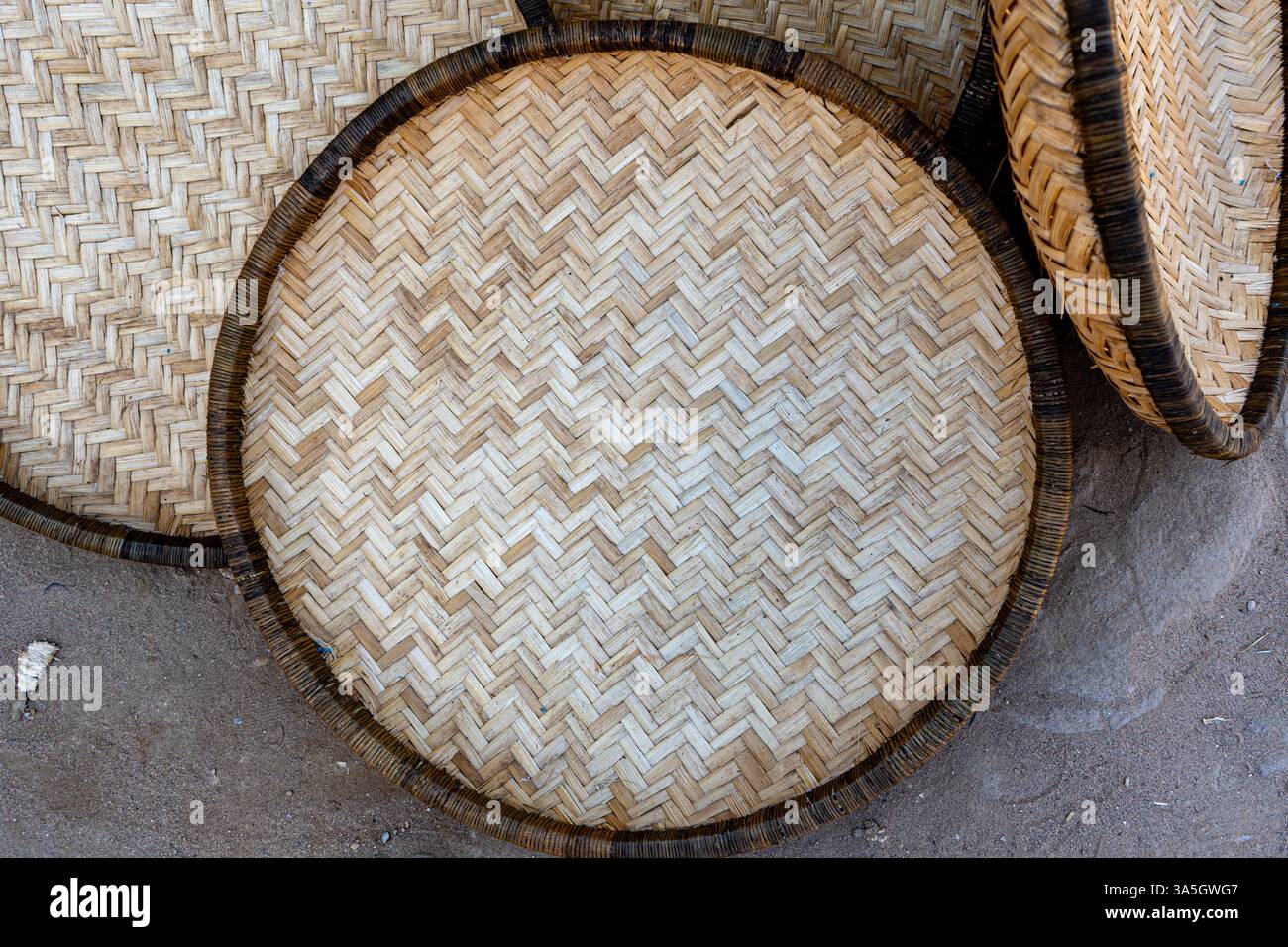 Primo piano del vassoio del grano di bambù intrecciato a mano - Tete, Mozambico Foto Stock