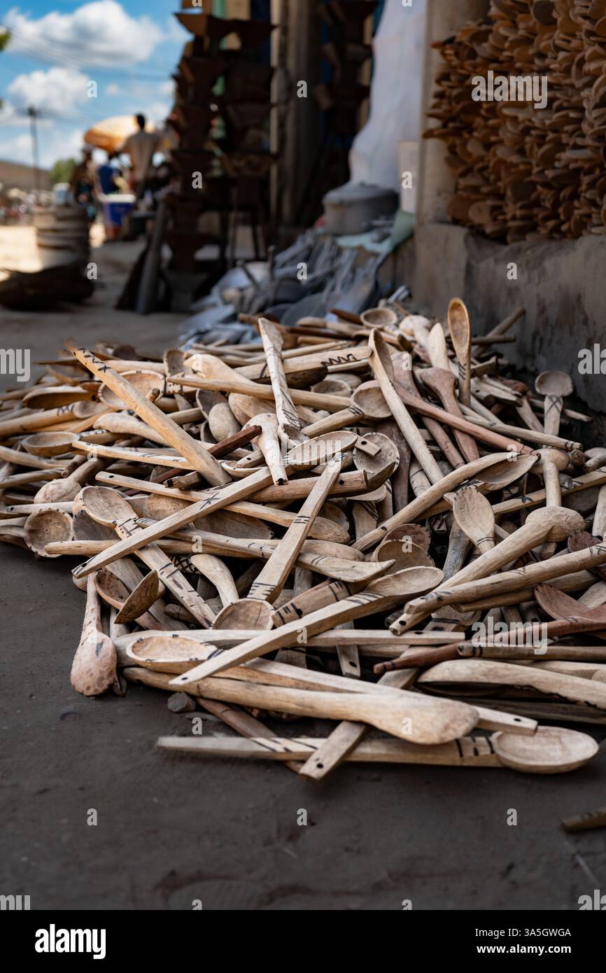 Cucchiai di legno intagliati a mano accatastati in un mercato - Tete, Mozambico Foto Stock