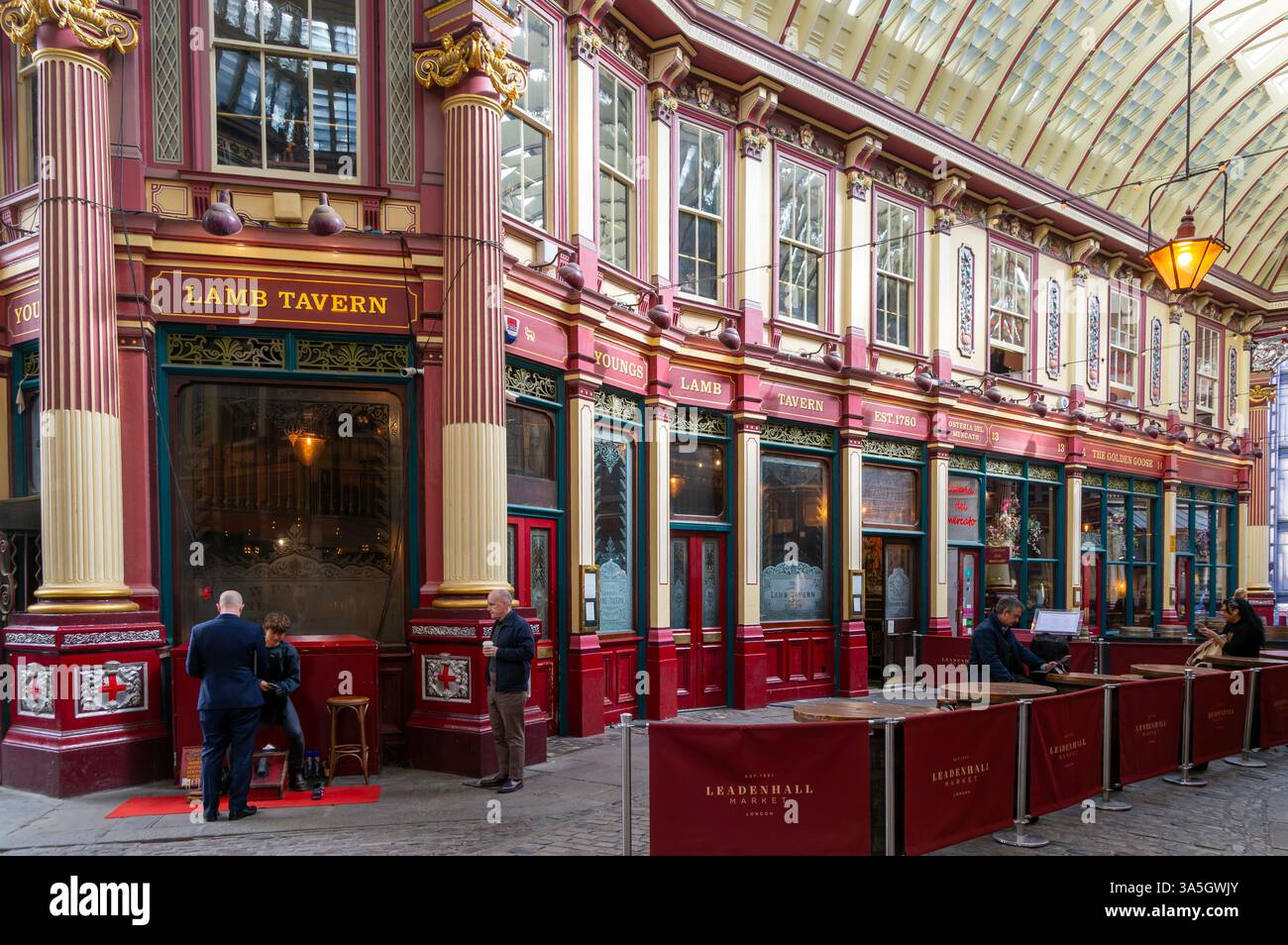 Lamb Tavern nella storica galleria commerciale coperta Leadenhall Market, City of London, Londra, Inghilterra, architetto britannico Sir Horace Jones 1881 Foto Stock