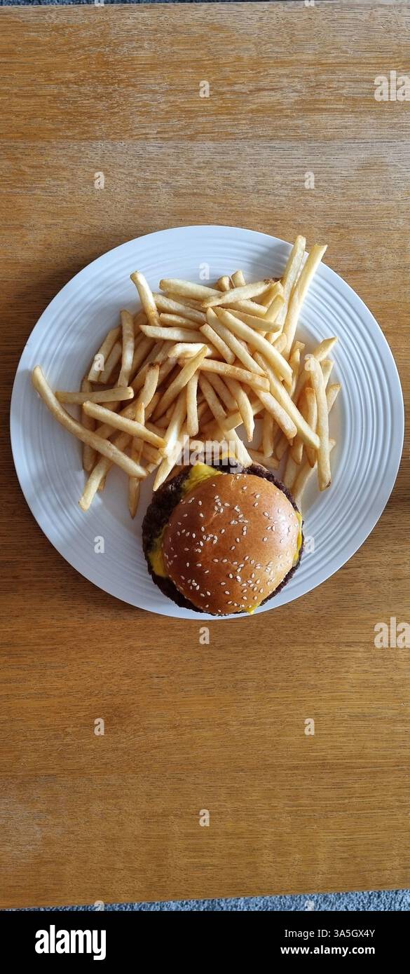 Hamburger e patatine Foto Stock