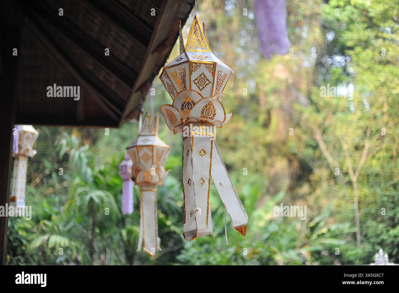 Bandiere di lanterna perfette in bianco - tempio in thailandia nella natura Foto Stock