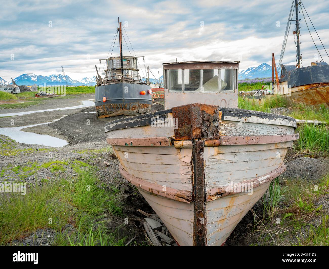 Barche fuori servizio in una città portuale dell'Alaska Foto Stock