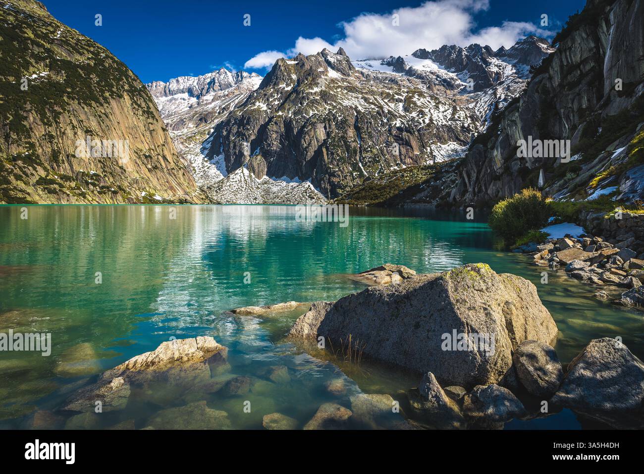 Maestoso lago alpino e splendida vista con montagne innevate, lago Gelmersee, passo Grimsel, Oberland Bernese, Svizzera, Europa Foto Stock