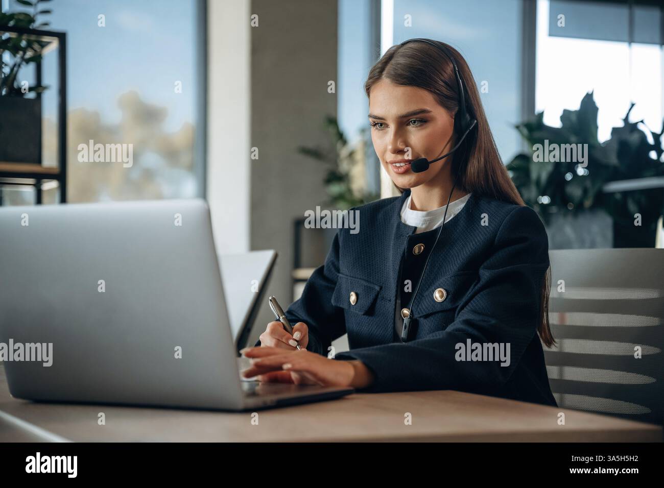 Call Center, in cuffie. La donna lavora in ufficio. Foto Stock