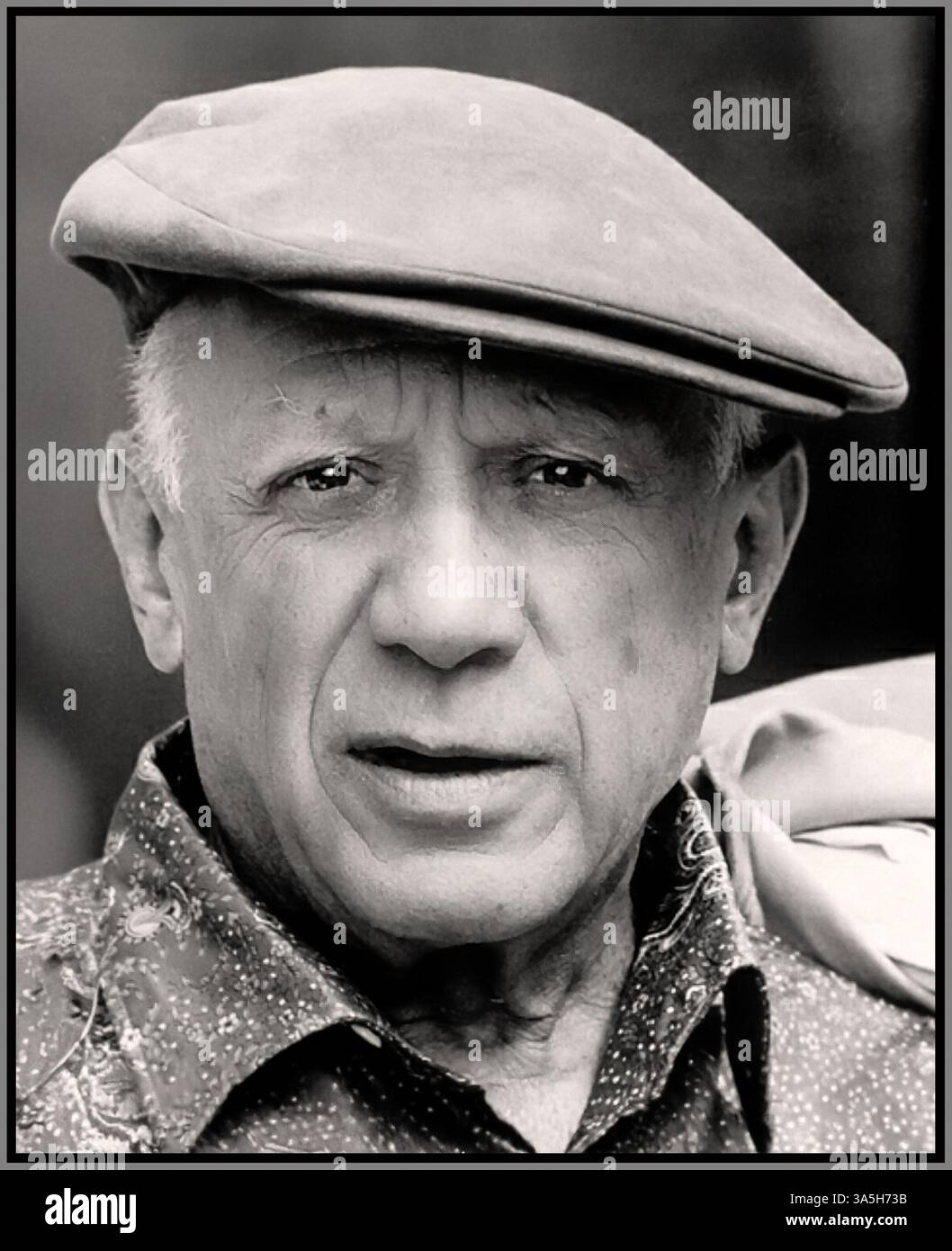 Pablo Ruiz Picasso 1962 (25 ottobre 1881 – 8 aprile 1973) è stato un pittore, scultore, incisore, ceramista e scenografo spagnolo che ha trascorso la maggior parte della sua vita adulta in Francia. Uno degli artisti più influenti del XX secolo, è noto per aver co-fondato il movimento cubista, l'invenzione della scultura costruita e la co-invenzione del collage. Tra le sue opere più famose vi sono il proto-cubista Les Demoiselles d'Avignone (1907) e il dipinto anti-guerra Guernica (1937), una rappresentazione drammatica del bombardamento di Guernica Foto Stock