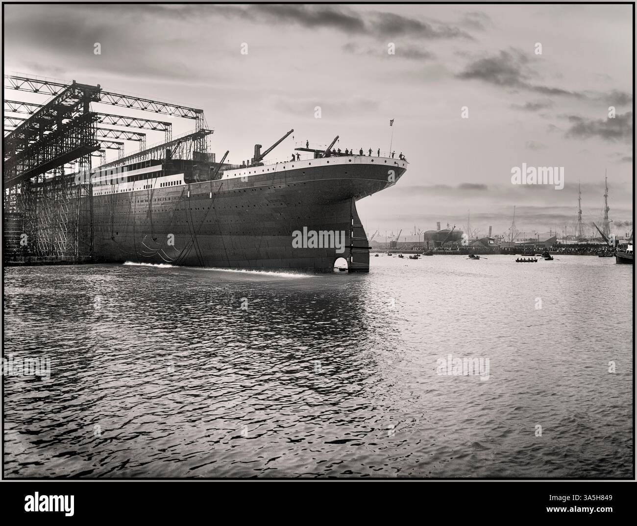 LANCIO DEL TITANIC IL 31 maggio 1911. La nave da 46 328 passeggeri Titanic fu varata dallo Slipway No. 3 nel North Yard per la Oceanic Steam Navigation Co.. Il Titanic si spostò a 12 nodi di distanza dallo scalo n. 3. Nel giro di 62 secondi, il Titanic fu lanciato e pronto per essere equipaggiato per il suo viaggio inaugurale. Foto Stock