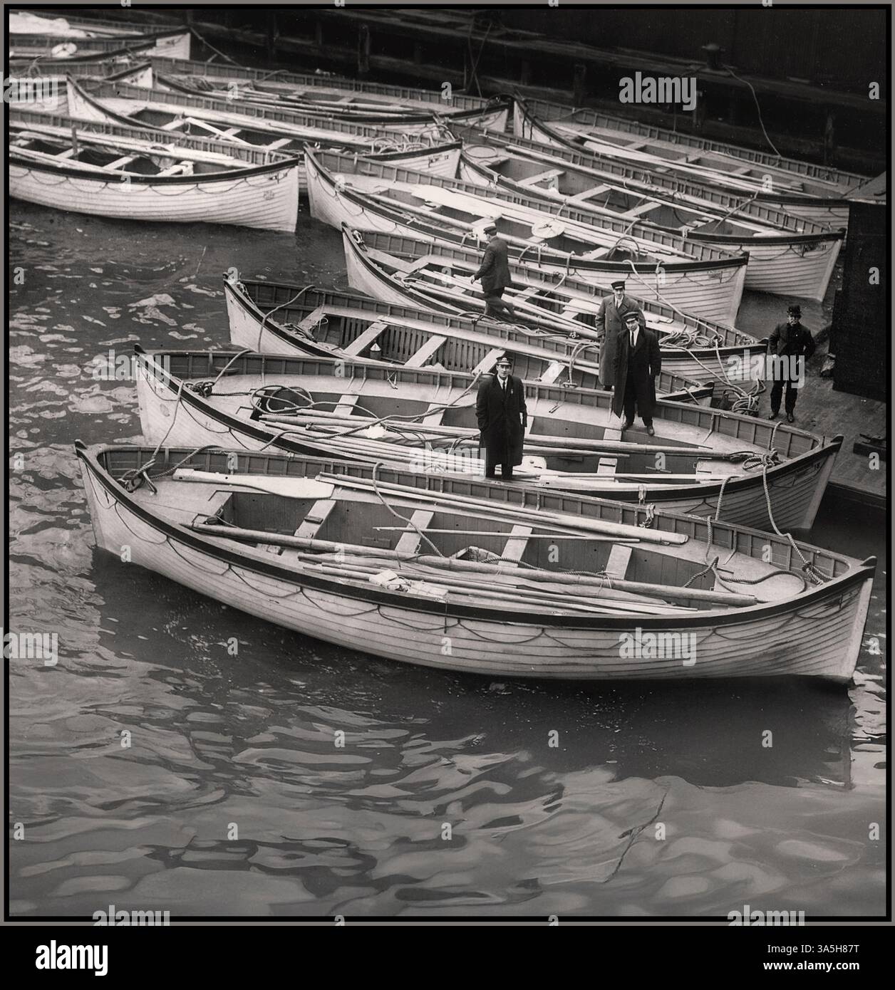 Le scialuppe di salvataggio dei sopravvissuti del RMS Titanic sono state raccolte e ormeggiate al White Star Lines Pier 54 di New York dopo l'affondamento del disastro USA Data aprile 1912 Foto Stock