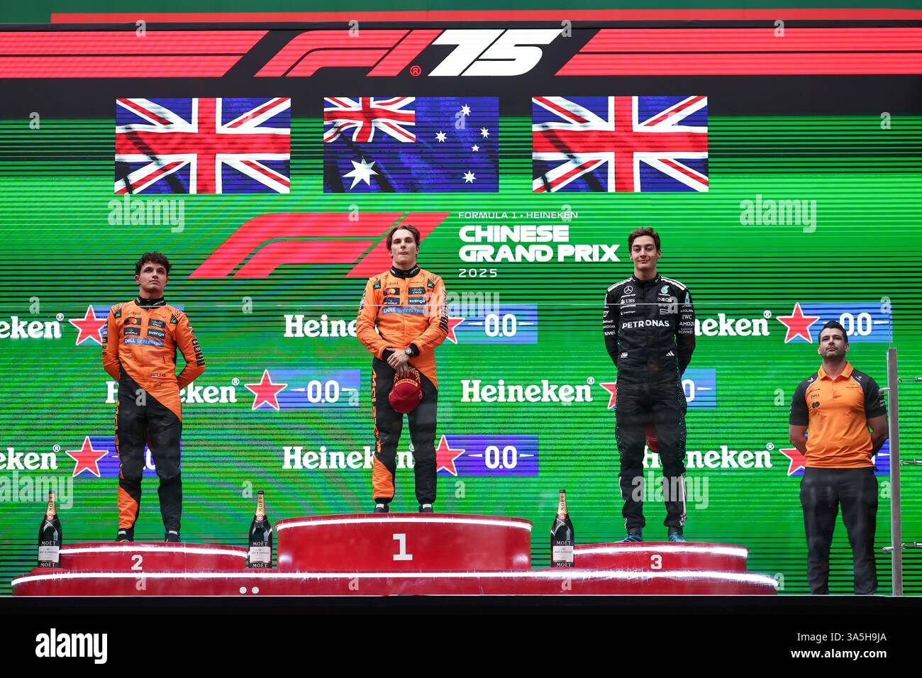 Shanghai, Cina. 23 marzo 2025. SHANGHAI, CINA - 23 MARZO: Secondo classificato Lando Norris della Gran Bretagna e vincitore della McLaren Race Oscar Piastri dell'Australia e McLaren il delegato del trofeo McLaren e terzo classificato George Russell della Gran Bretagna e Mercedes AMG Petronas F1 Team sul podio dopo il Gran Premio di F1 DELLA CINA al circuito Internazionale di Shanghai il 23 marzo 2025. (Foto di Qian Jun/Paddocker) credito: Jun QIAN/Alamy Live News Foto Stock