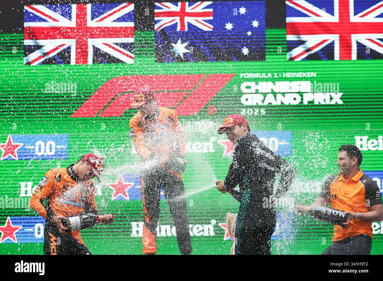 Shanghai, Cina. 23 marzo 2025. SHANGHAI, CINA - 23 MARZO: Secondo classificato Lando Norris della Gran Bretagna e vincitore della McLaren Race Oscar Piastri dell'Australia e McLaren il delegato del trofeo McLaren e terzo classificato George Russell della Gran Bretagna e Mercedes AMG Petronas F1 Team sul podio dopo il Gran Premio di F1 DELLA CINA al circuito Internazionale di Shanghai il 23 marzo 2025. (Foto di Qian Jun/Paddocker) credito: Jun QIAN/Alamy Live News Foto Stock