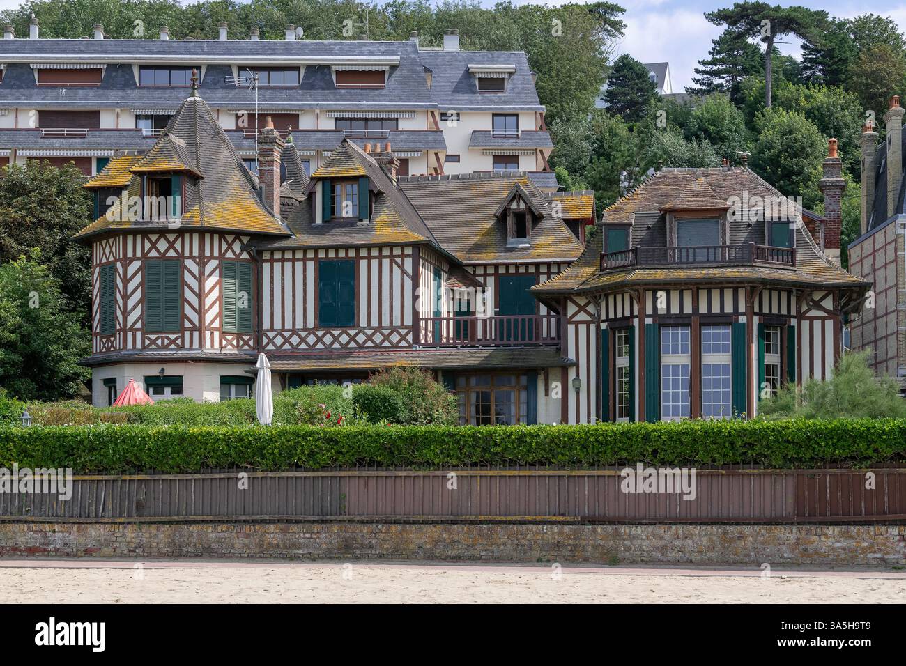 Trouville-sur-Mer - le Ville sul mare costruite tra il 1860 e il 1880 in uno stile eclettista architettonico. Si affacciano su una spiaggia sabbiosa che guarda al mare. Foto Stock