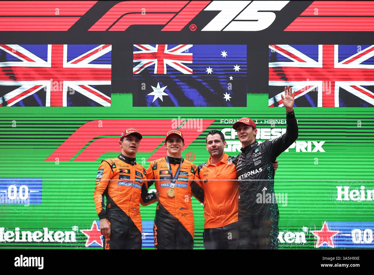 Shanghai, Cina. 23 marzo 2025. SHANGHAI, CINA - 23 MARZO: Secondo classificato Lando Norris della Gran Bretagna e vincitore della McLaren Race Oscar Piastri dell'Australia e McLaren il delegato del trofeo McLaren e terzo classificato George Russell della Gran Bretagna e Mercedes AMG Petronas F1 Team sul podio dopo il Gran Premio di F1 DELLA CINA al circuito Internazionale di Shanghai il 23 marzo 2025. (Foto di Qian Jun/Paddocker) credito: Jun QIAN/Alamy Live News Foto Stock