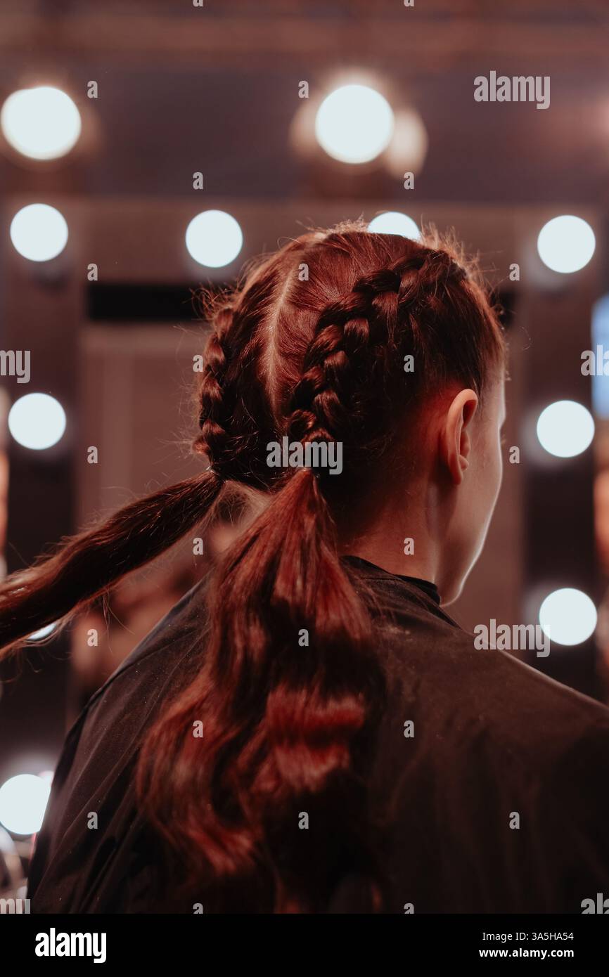 Acconciatura di due trecce di una giovane modella bruna, vista posteriore Foto Stock