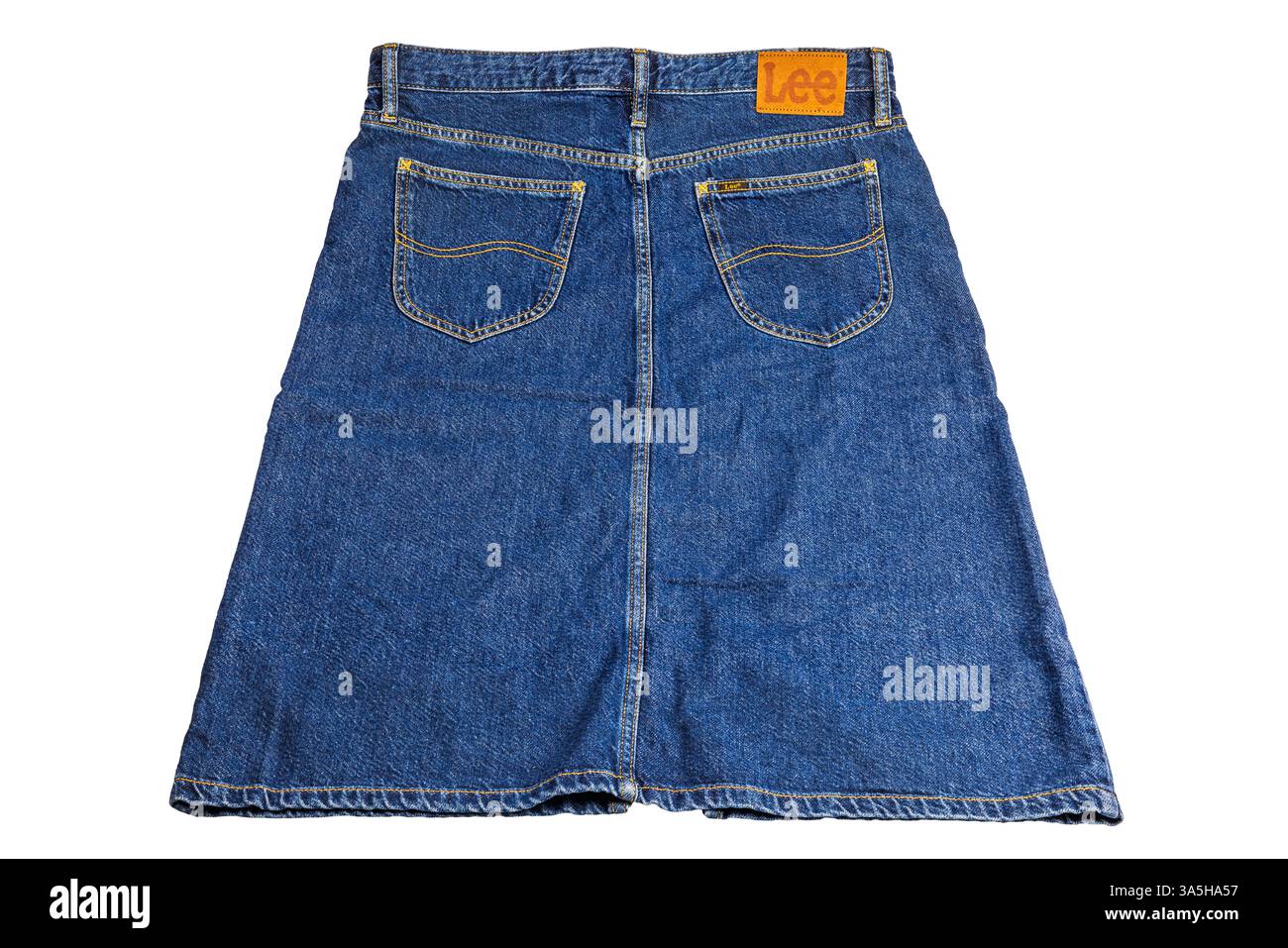 Vista posteriore della classica gonna in denim Lee blu con etichetta e cuciture gialle isolate su sfondo bianco. Foto Stock
