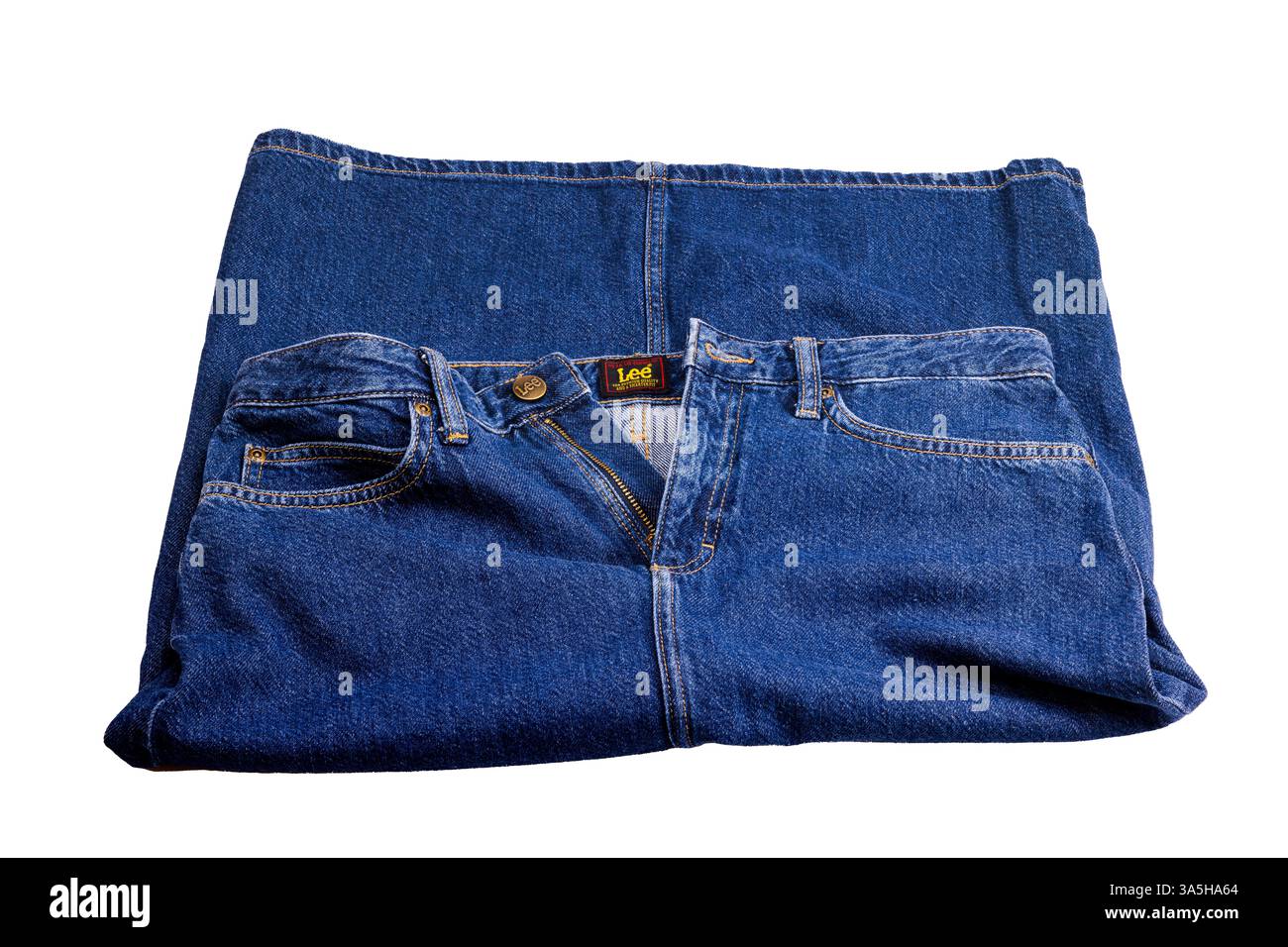 Gonna in denim Lee ripiegata con cintura visibile, tasche frontali e mosca aperta isolata su sfondo bianco. Foto Stock