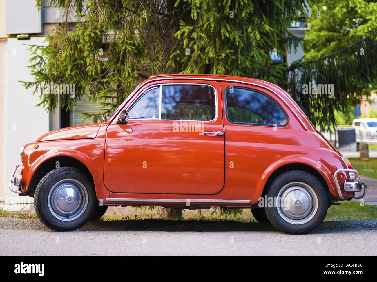 Vintage piccola vettura italiana Fiat Abarth. Colore rosso Foto Stock