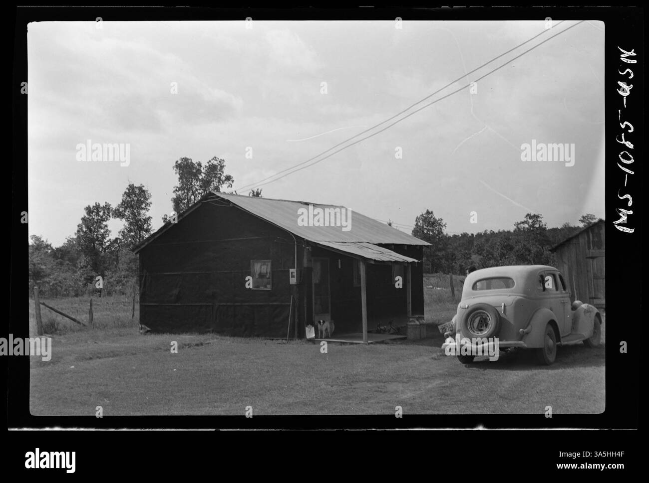 La casa di una stanza ricoperta di carta catrame di Dewell Stewart, un minatore che vive vicino alla miniera Sun Excelsior della E. H. Noel Coal Company a ft. Smith, Sebastian County, Arkansas. Foto Stock