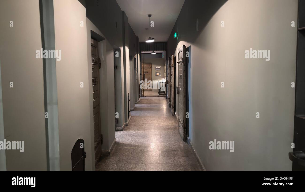 Oppressivo corridoio prigione vecchio edificio interno polacco d'epoca Foto Stock