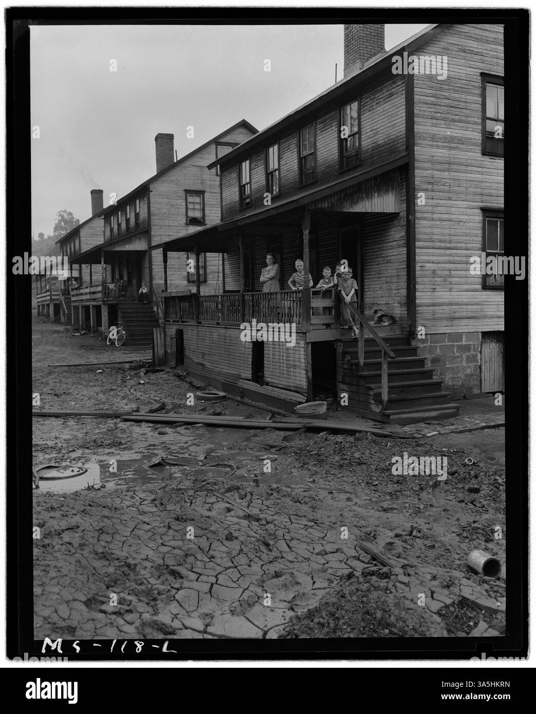 La casa di famiglia di Monzel Cox a Pursglove, West Virginia, mostra i danni causati da un'alluvione intorno al 1° giugno 1946. L'inondazione li ha costretti a spostare i loro effetti personali al secondo piano della loro abitazione aziendale. Foto Stock