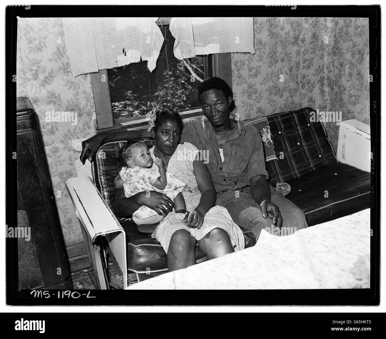 Nella loro casa di tre stanze vicino alla miniera Exeter Mine di Kingston Pocahontas Coal Company a Welch, West Virginia, i signori Tommy Howell sono raggiunti da un bambino in visita. Pagano 7 dollari al mese per il loro modesto spazio di vita. Foto Stock