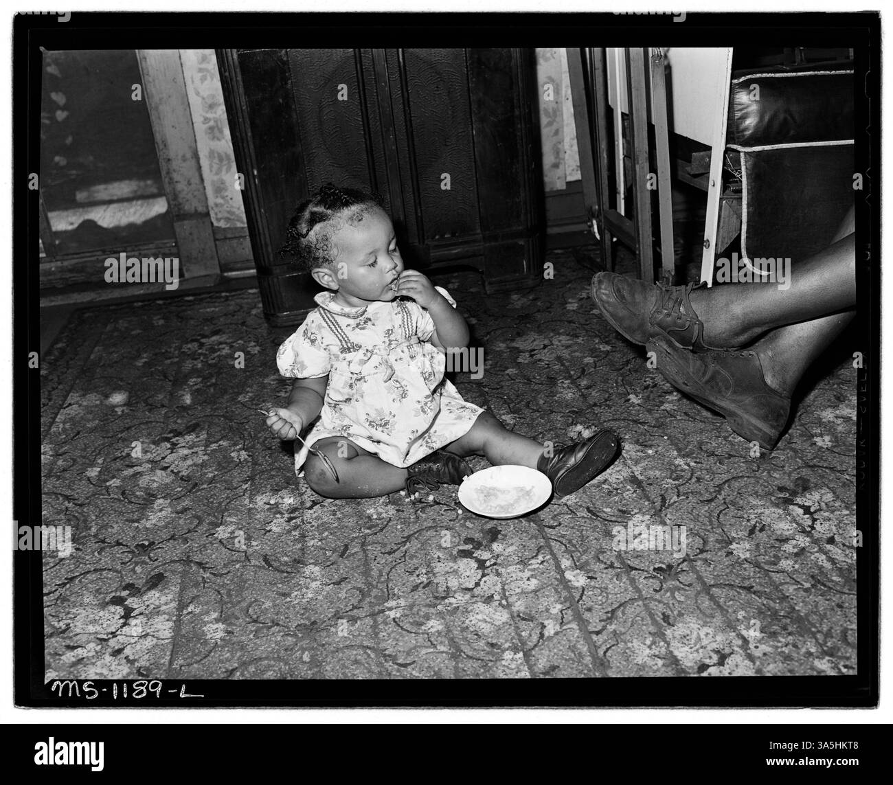Il bambino di un minatore pranza alla miniera Exeter Mine della Kingston Pocahontas Coal Company a Welch, contea di McDowell, West Virginia. Questa immagine riflette la vita quotidiana in una comunità mineraria. Foto Stock