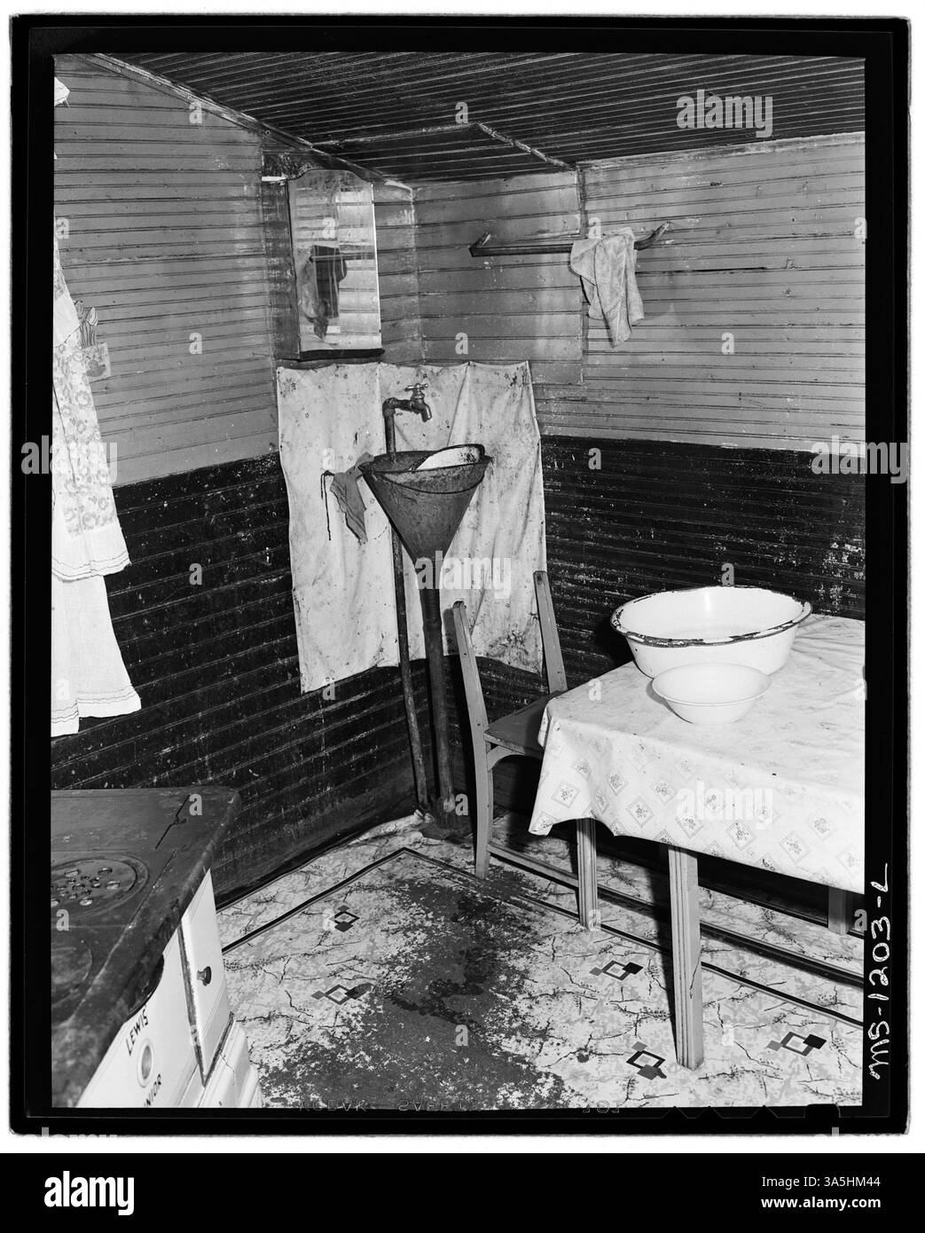 La casa della signora Beulah Wady, moglie di un minatore, è l'unica con acqua corrente, grazie ad un sistema di drenaggio creato dal marito. Si trova vicino alla miniera Exeter Mine della Kingston Pocahontas Coal Company a Welch, Virginia Occidentale. La foto fa parte della collezione National Archives. Foto Stock