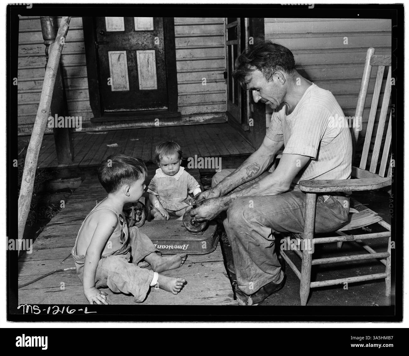 D.B. Henry, un minatore per quattro anni, ripara il carro dei suoi figli ed esegue riparazioni sulla sua casa di quattro stanze, affittando 10 dollari al mese, vicino alla Kingston Pocahontas Coal Company a Welch, contea di McDowell, West Virginia. Foto Stock