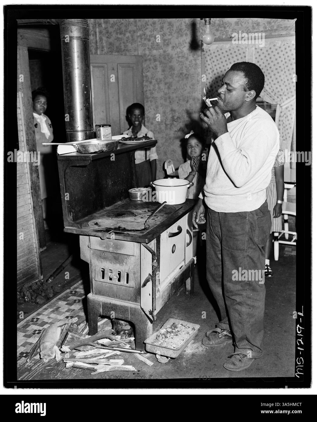 Julius Brooks, un minatore, si trova nella cucina della sua casa di quattro stanze a Welch, West Virginia. Paga $ 10 al mese per la casa, che è condivisa da tre adulti e tre bambini. Foto Stock