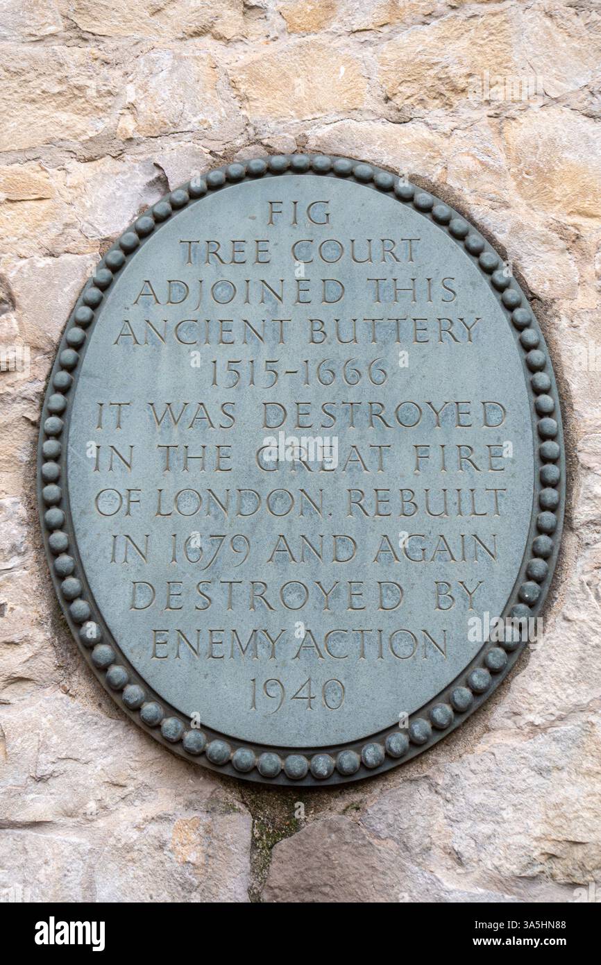 Targa commemorativa nella Fig Tree Court, distrutta prima nel grande incendio di Londra, poi nella seconda guerra mondiale, Londra, Inghilterra, Regno Unito Foto Stock