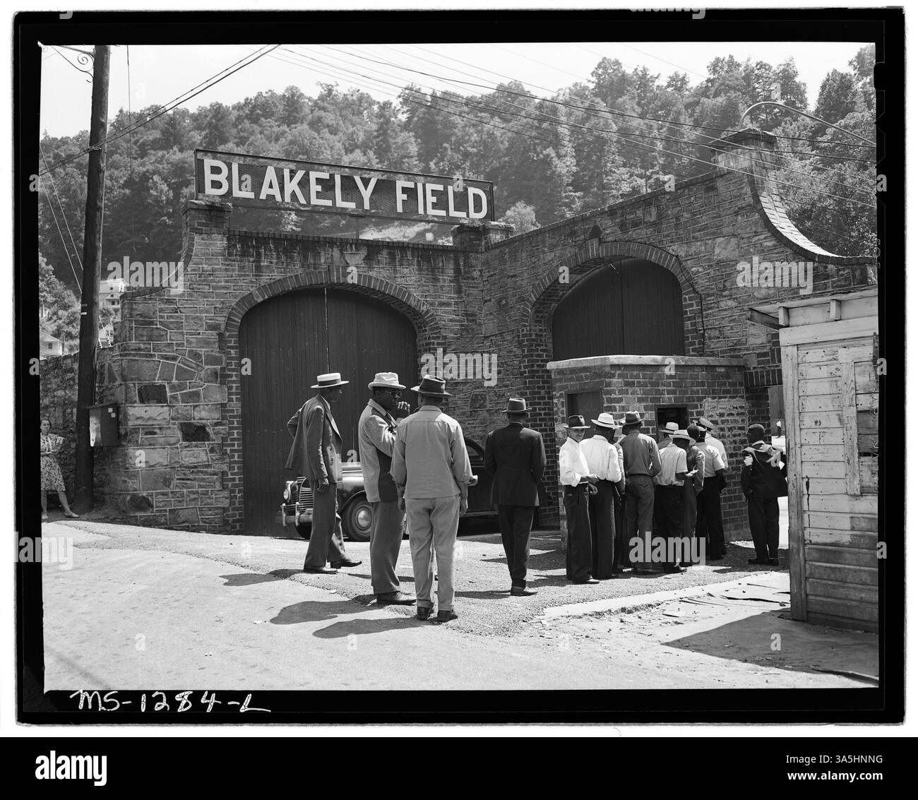 I minatori di Welch, West Virginia, si recano a una partita di baseball tra due squadre di campo minerario. Questa immagine mette in evidenza le attività sociali e la vita della comunità nelle città minerarie durante gli anni '1930 Foto Stock I minatori di Welch, West Virginia, si recano a una partita di baseball tra due squadre di campo minerario. Questa immagine mette in evidenza le attività sociali e la vita della comunità nelle città minerarie durante gli anni '1930 Foto Stock