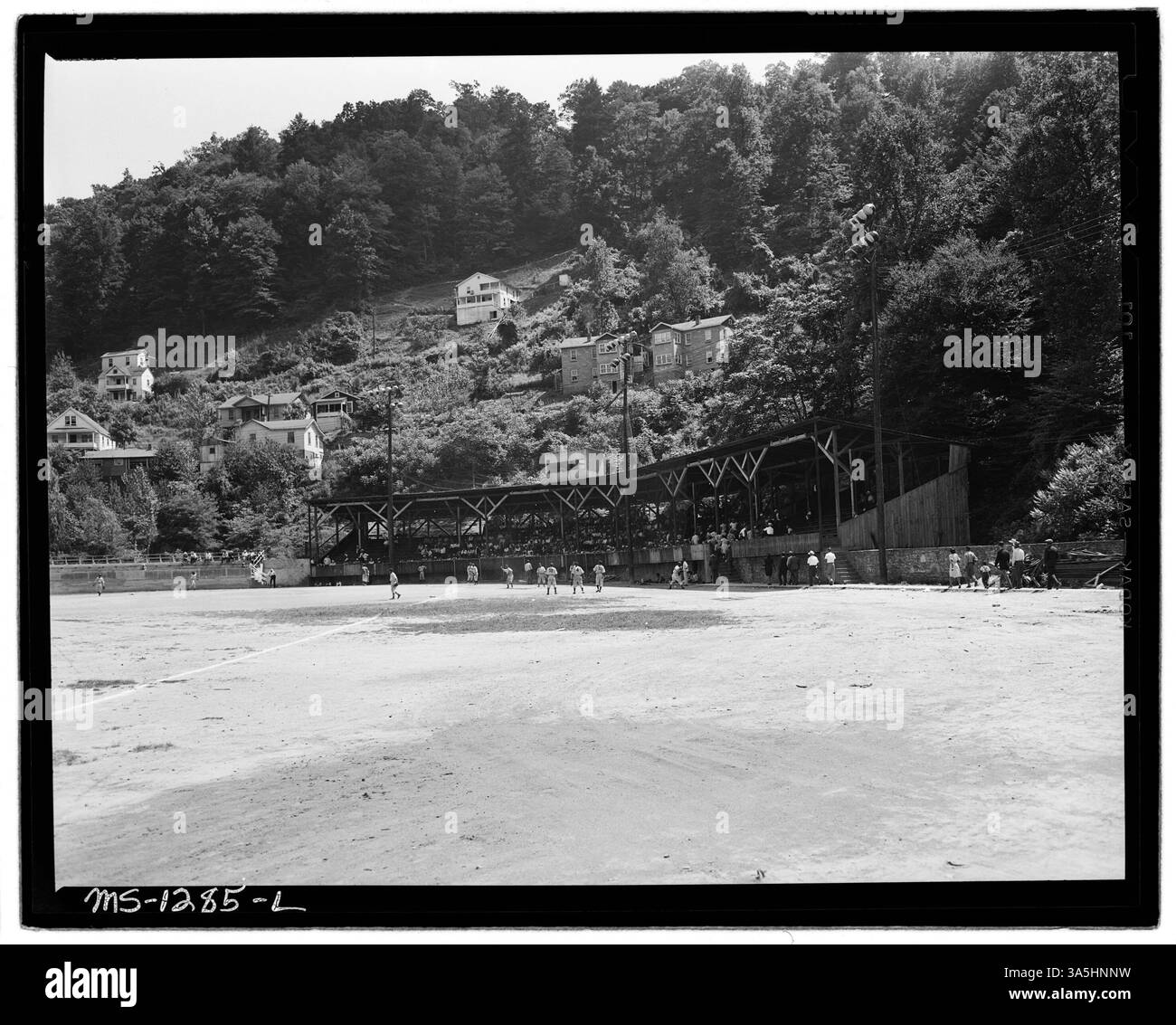 Una partita di baseball viene mostrata a Welch, West Virginia, dove squadre di minatori neri partecipano a una partita amichevole, mostrando attività ricreative all'interno delle comunità minerarie. Foto Stock Una partita di baseball viene mostrata a Welch, West Virginia, dove squadre di minatori neri partecipano a una partita amichevole, mostrando attività ricreative all'interno delle comunità minerarie. Foto Stock
