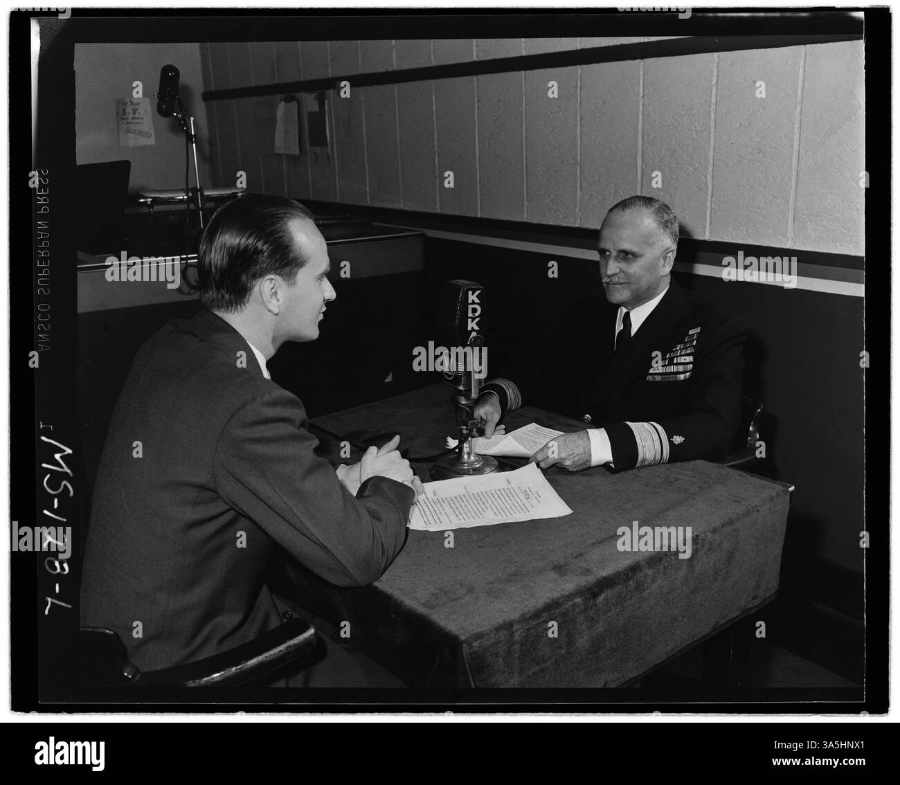Questa fotografia mostra il contrammiraglio Joel T. Boone che parla sulla stazione radio KDKA a Pittsburgh, Pennsylvania, durante una trasmissione radio. Foto Stock
