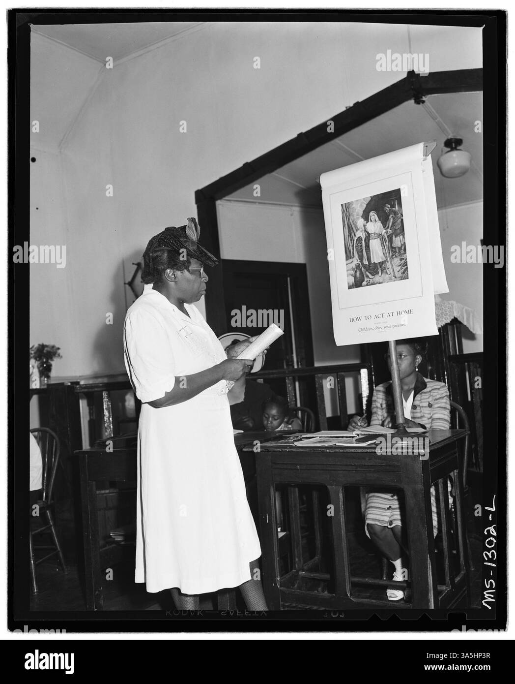 Famiglia di minatori di carbone presso la miniera Warwick Mine di Kingston-Pocahontas Coal Company a Welch, contea di McDowell, West Virginia, partecipando a una lezione scolastica domenicale, che mette in evidenza la vita religiosa e comunitaria nelle città minerarie. Foto Stock