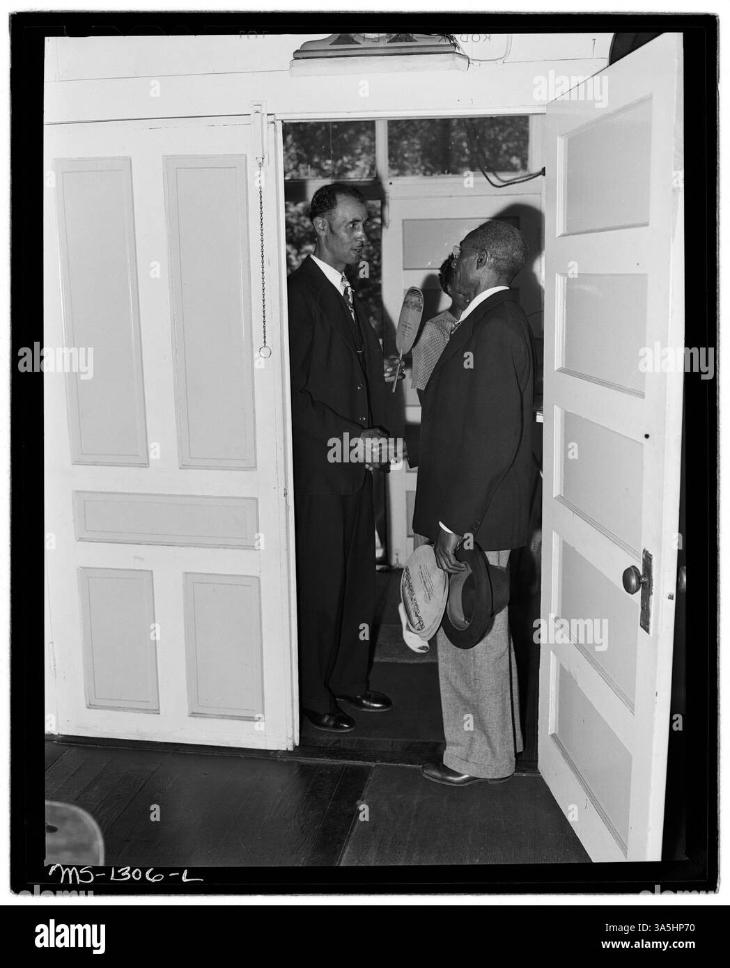 Questa fotografia del 1946 mostra un saluto all'ingresso di una chiesa vicino alla miniera di Warwick, gestita dalla Kingston-Pocahontas Coal Company a Welch, contea di McDowell, Virginia Occidentale. La chiesa fungeva da centro sociale e spirituale per la comunità mineraria. Foto Stock