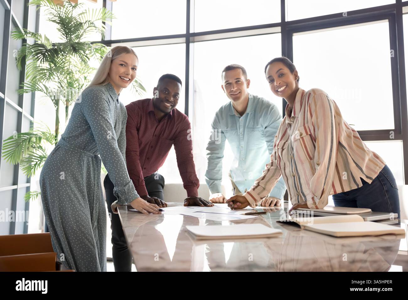 Un gruppo di professionisti multietnici si è riunito in una sala conferenze per eventi formativi, seminari educativi, brainstorming impegnati in attività produttive Foto Stock