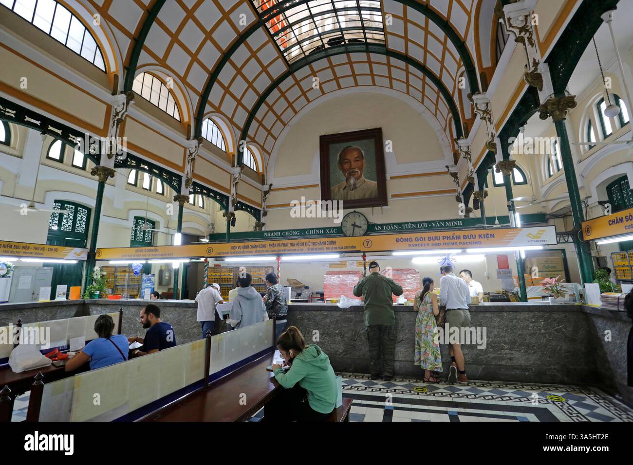 Ho chi Minh City, Vietnam - 3 gennaio 2023: Le persone visitano l'iconico ufficio postale centrale di Saigon. Foto Stock