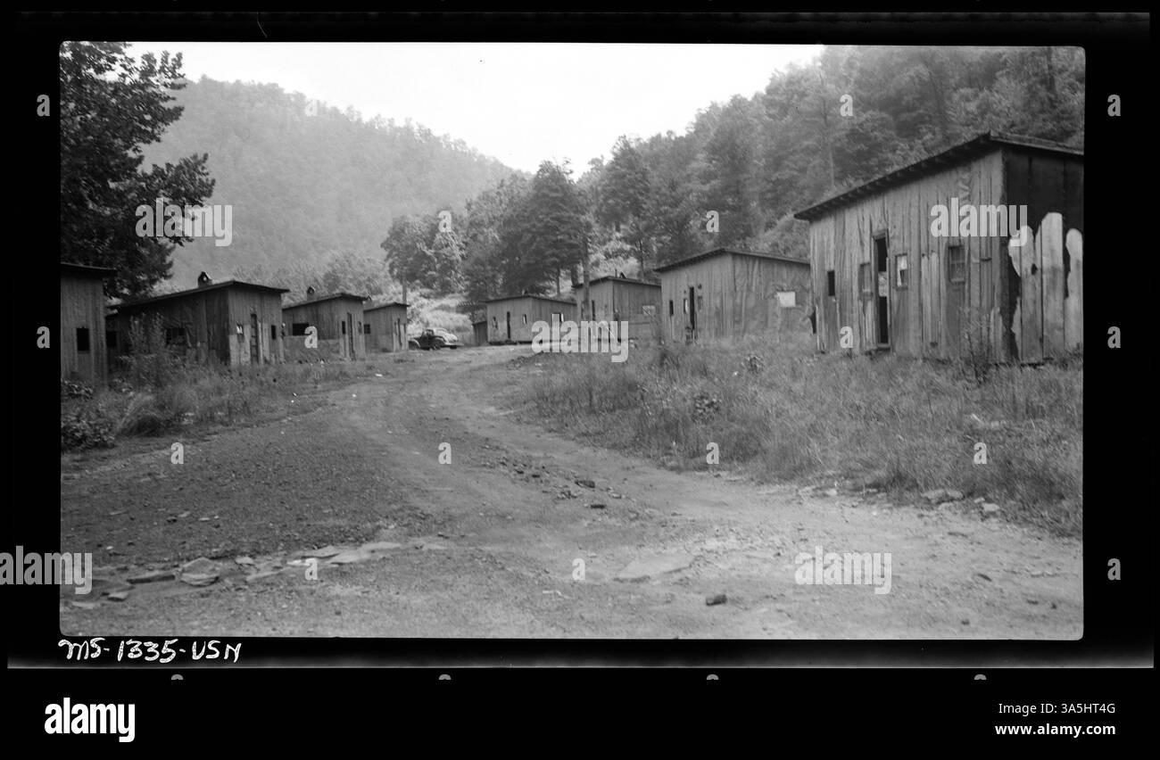 Barattoli di carta catrame, un tempo di proprietà della Crystal Block Coal & Coke Company vicino alla miniera -5 nella contea di Buchanan, Virginia, ora affittati privatamente per 10 dollari al mese. Foto Stock