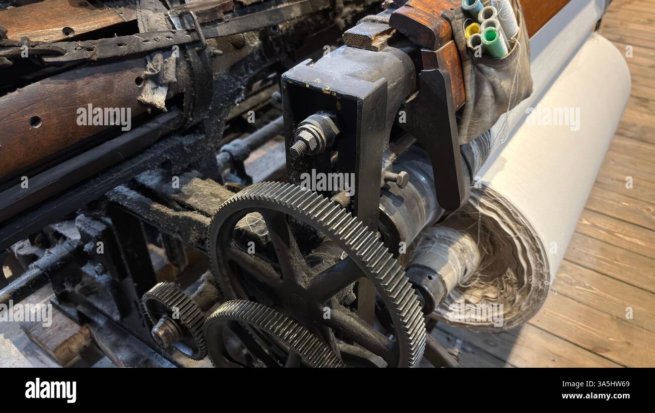 Vecchia macchina per tessitura d'epoca fabbricazione di tessuti in ghisa. Museo Manufaktura a Łódź - Immagine stock catturata con smartphone