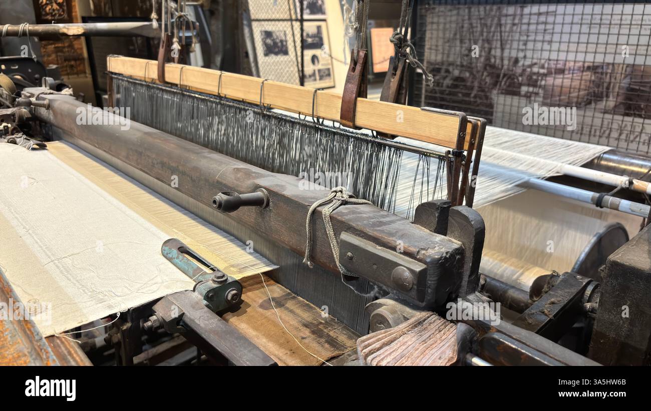 Vecchia macchina per tessitura d'epoca fabbricazione di tessuti in ghisa. Museo Manufaktura a Łódź - Immagine stock catturata con smartphone