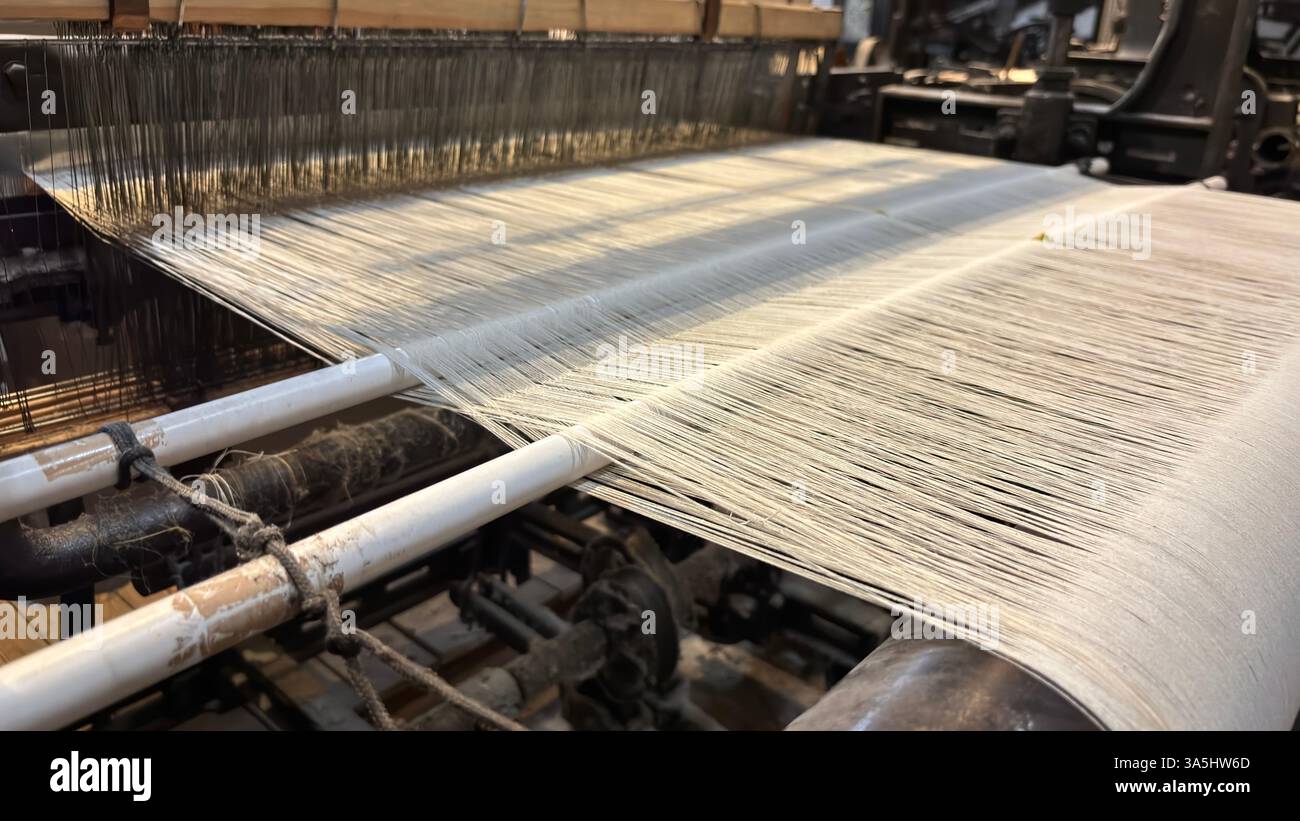 Vecchia macchina per tessitura d'epoca fabbricazione di tessuti in ghisa. Museo Manufaktura a Łódź - Immagine stock catturata con smartphone