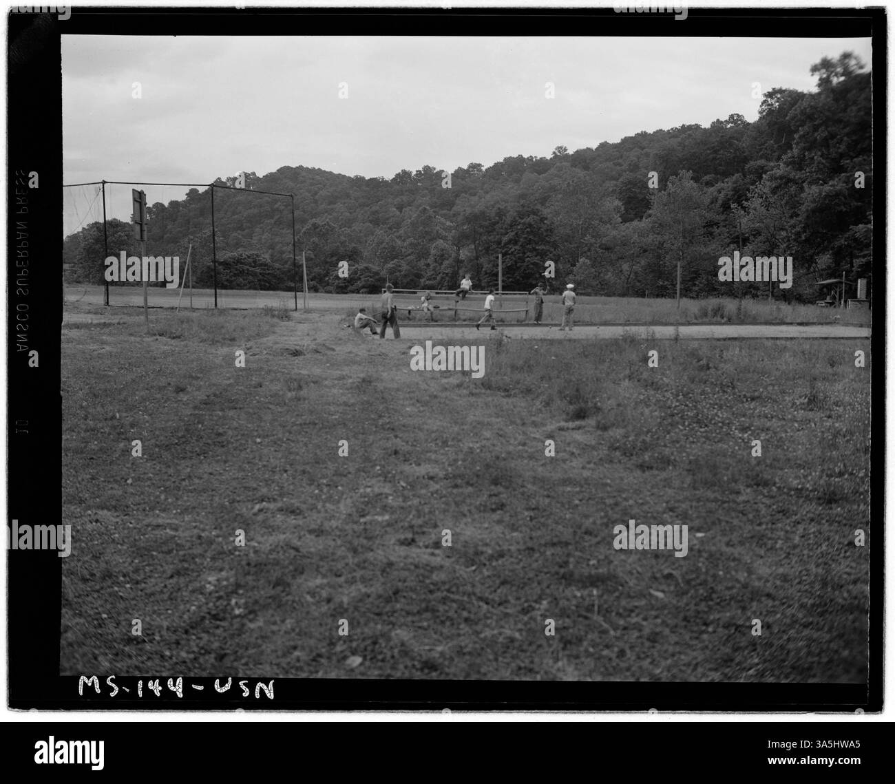 I bambini dei minatori giocano in un parco giochi vicino alla miniera di Barrackville #41 nella contea di Marion, West Virginia. L'immagine riflette la vita per le famiglie dei minatori nella comunità. Foto Stock