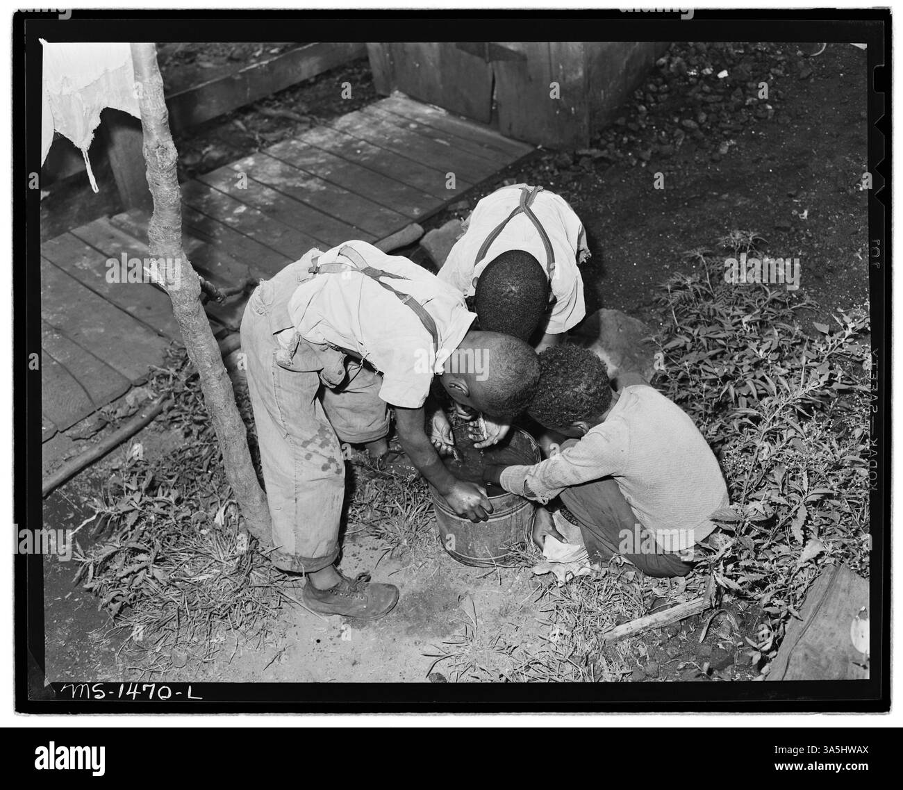 I bambini dei minatori giocano a Gilliam, nella contea di McDowell, nella Virginia Occidentale, vicino alla miniera della Gilliam Coal and Coke Company. Questa immagine riflette la vita quotidiana di una comunità mineraria. Foto Stock