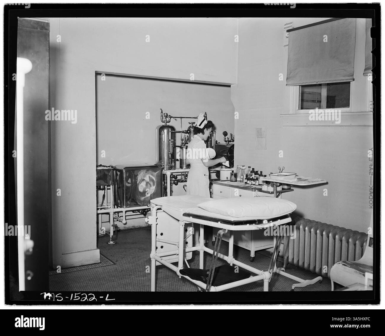 La signora Eva Ruth Gray, infermiera registrata, si trova nella sala operatoria del Gary Hospital, McDowell County, West Virginia, dove lavora nel settore sanitario per la U.S. Coal and Coke Company. Archivi nazionali al College Park - Still Pictures. Foto Stock