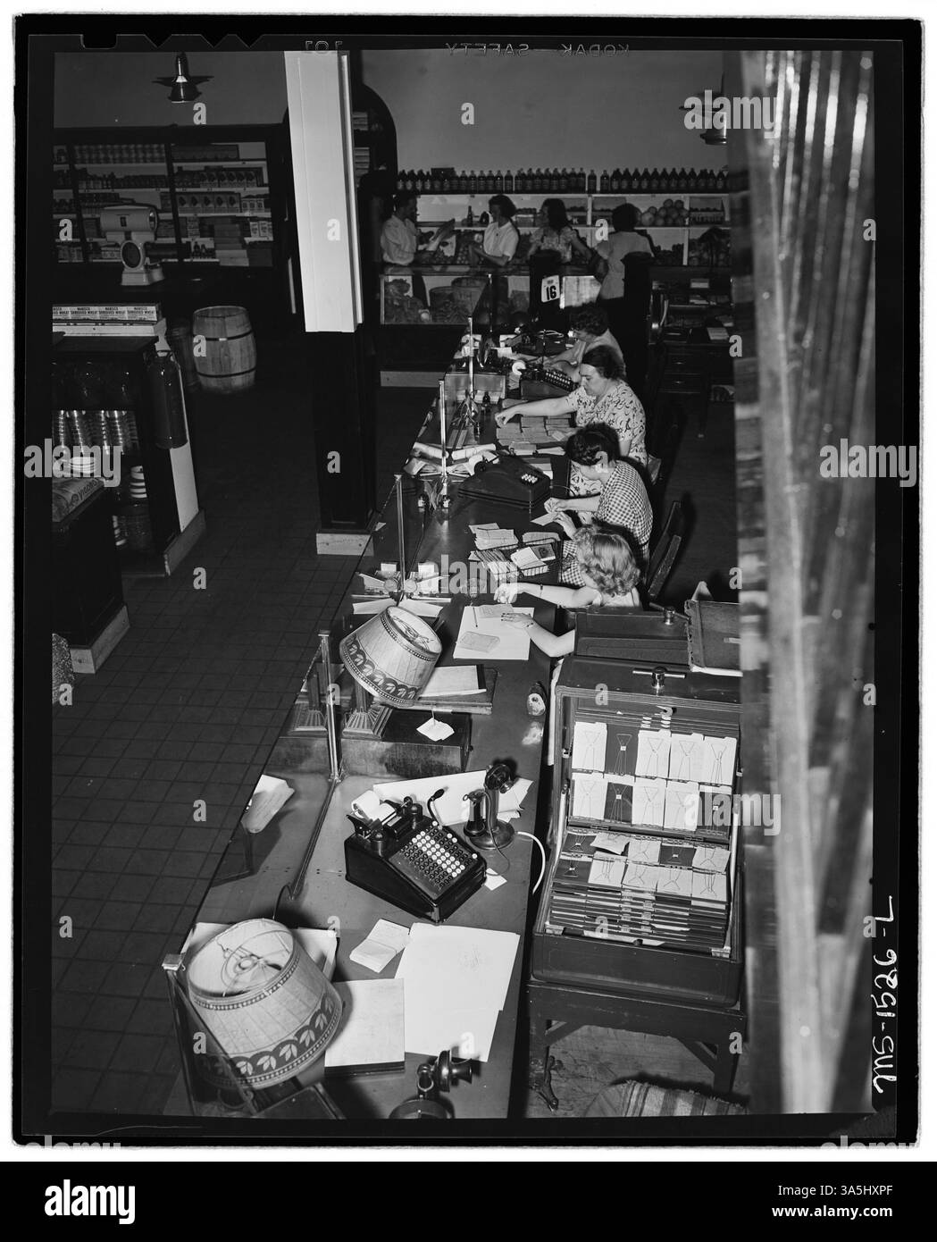 Il personale dell'ufficio della U.S. Coal and Coke Company lavora in un negozio di una società consociata a Gary, West Virginia, supportando le operazioni di estrazione del carbone. Foto Stock