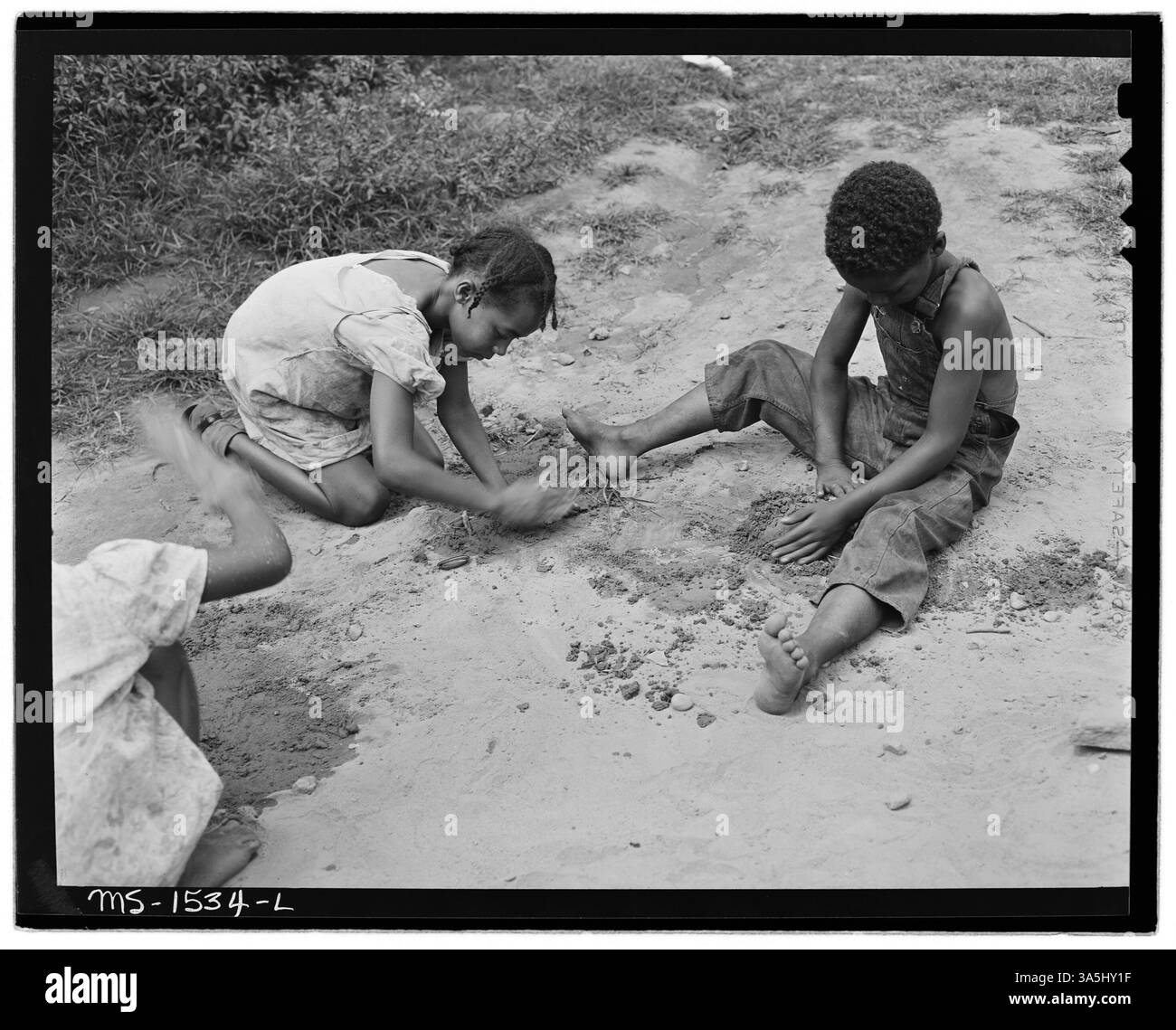 Bambini di minatori che giocano nella città mineraria di Gary, West Virginia, vicino alla miniera Gary Mines della U.S. Coal and Coke Company. L'immagine riflette la vita in una comunità mineraria dove le famiglie vivevano vicino alle operazioni minerarie. Foto Stock